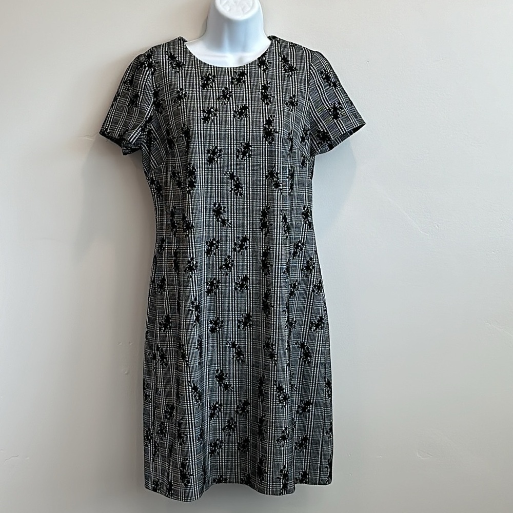 Calvin Klein. Size 6. Black and white. Great condition. Zipper back
